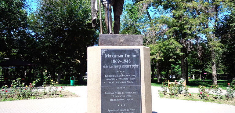 MAHATMA GANDHI STATUE